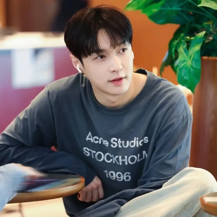 A moment captured by Lay (EXO)'s fan
