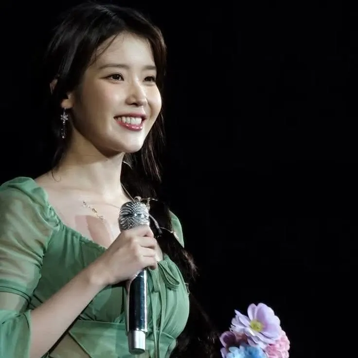 아이유 최근 활동샷