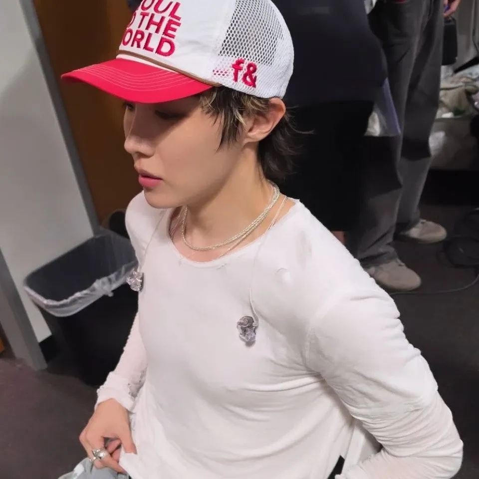 Foto aktivitas terbaru j-hope (BTS)