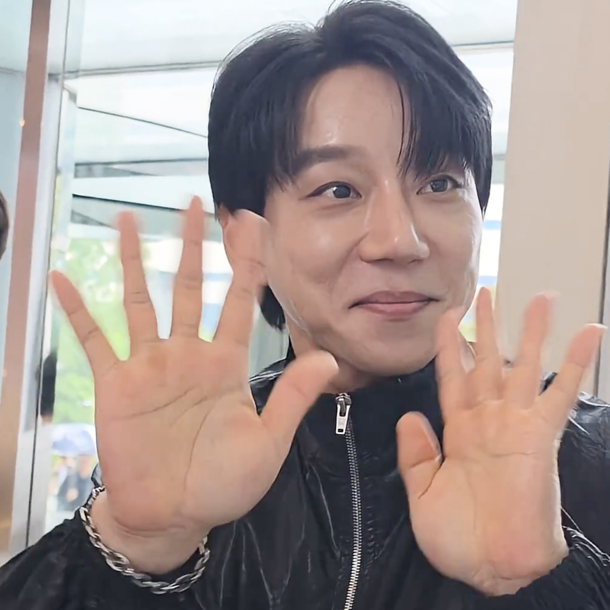 A moment captured by Hwang Chiyeol's fan