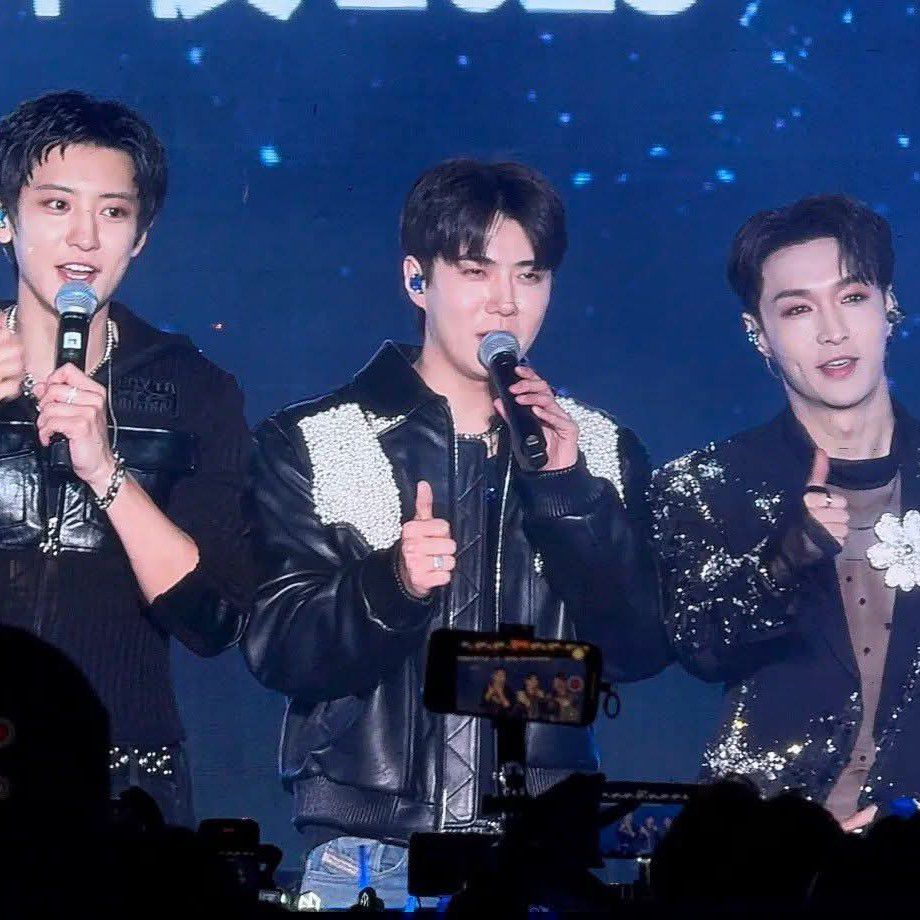 Behind-the-scenes cut of Lay (EXO)