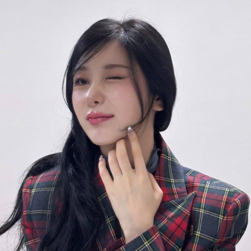 A moment captured by Lee Chaeyeon's fan