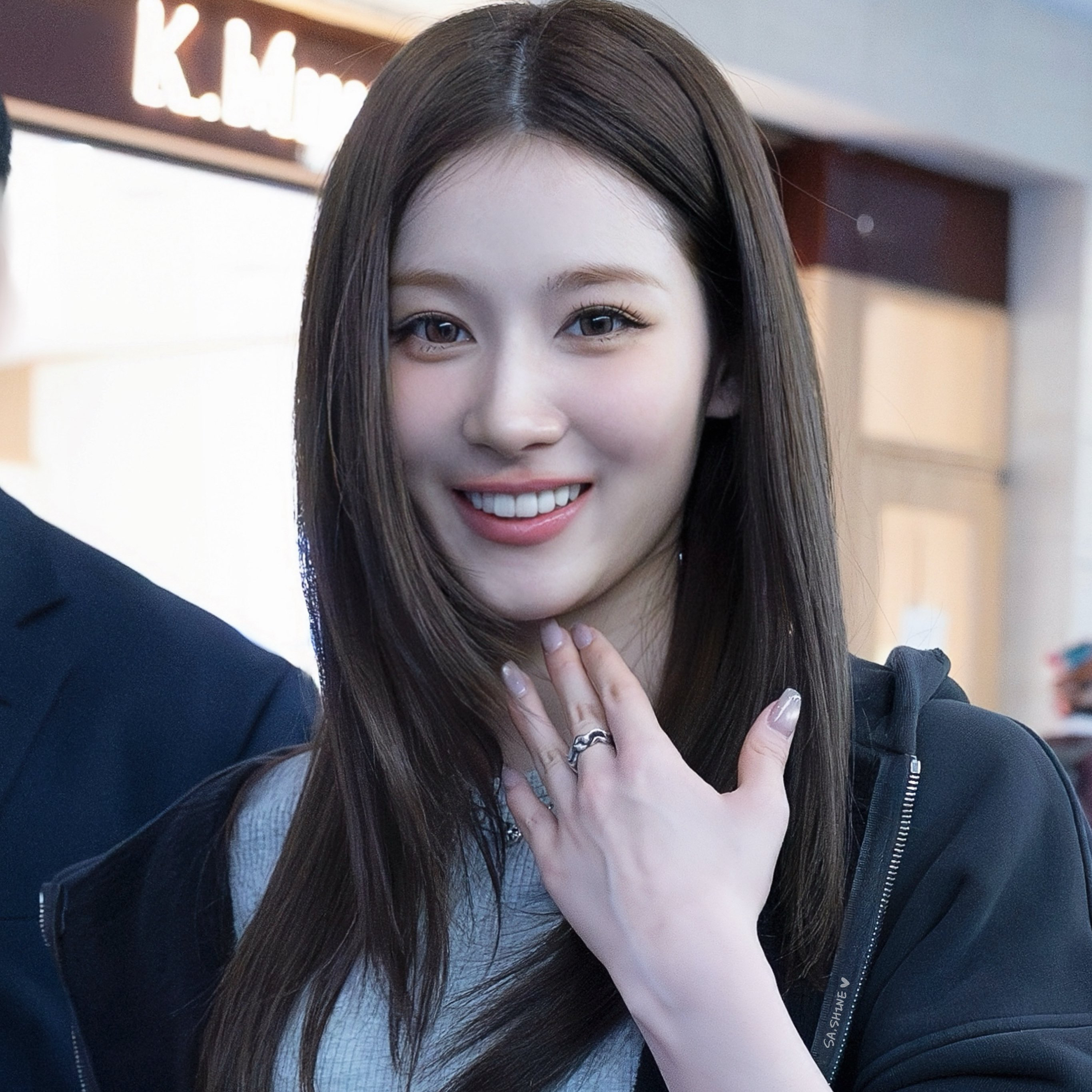 Potret di balik layar Sana (TWICE)