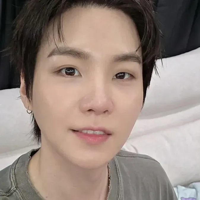 Foto aktivitas terbaru SUGA (BTS)