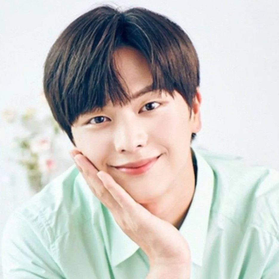 Latest photo of Yook Sungjae (BTOB)