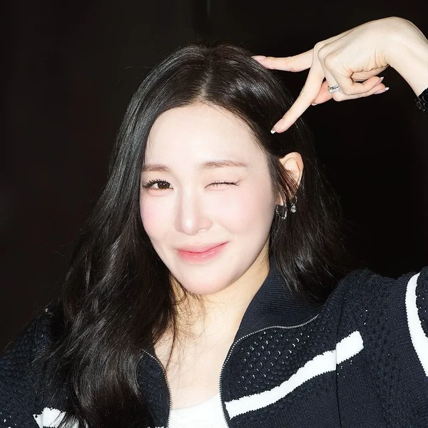 今天在最愛偶像中閃耀的Tiffany Young (少女時代)代表照片