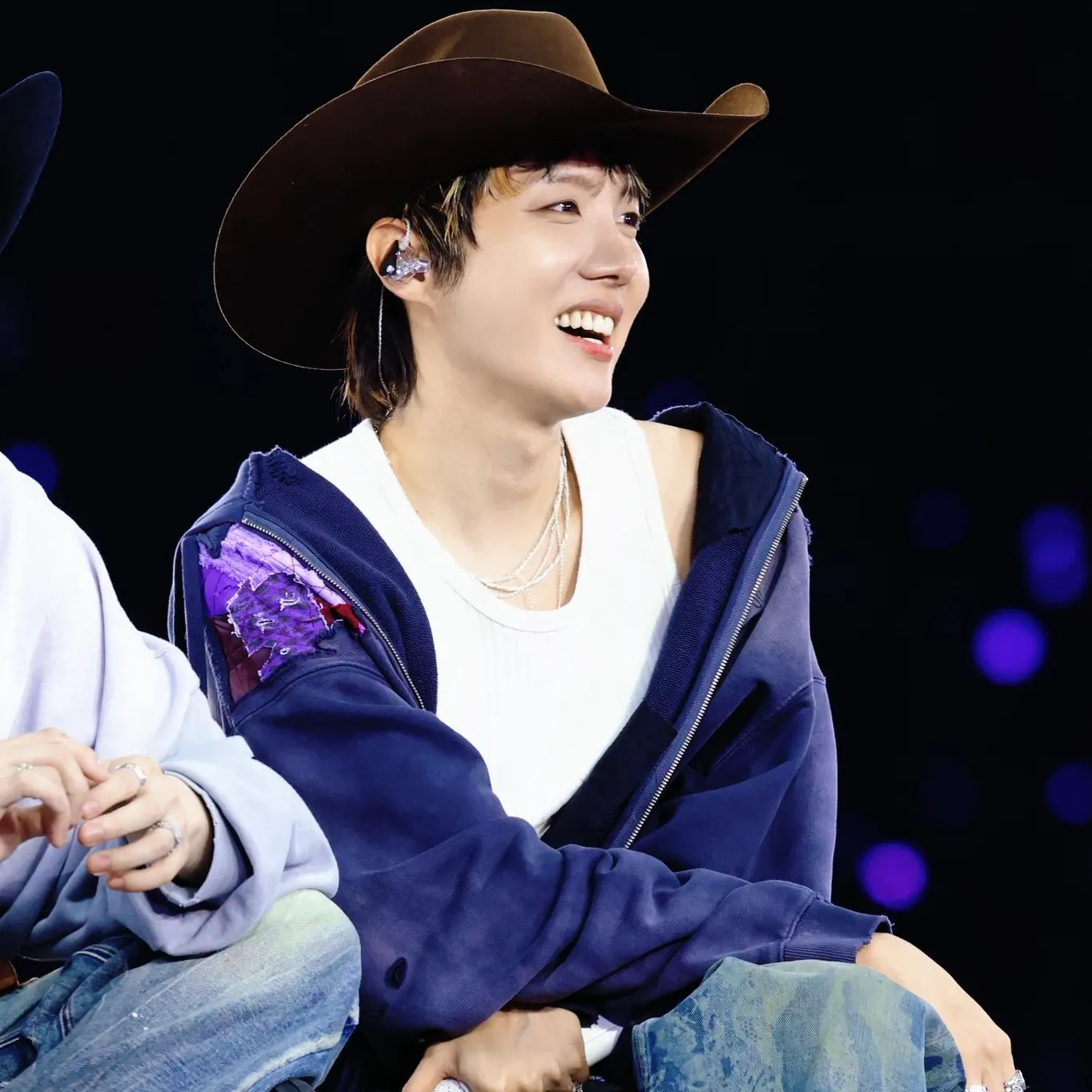 Foto terbaru j-hope (BTS)