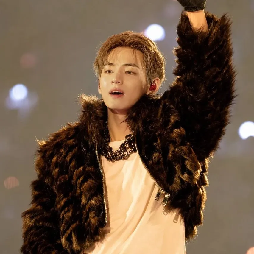 뷔 (방탄소년단)의 최신 사진