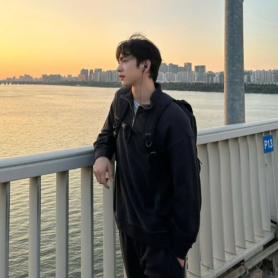 Latest photo of Jinyoung (GOT7)