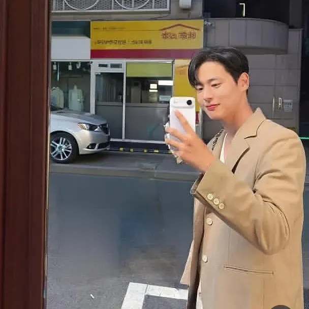 A moment captured by Choi Byungchan's fan