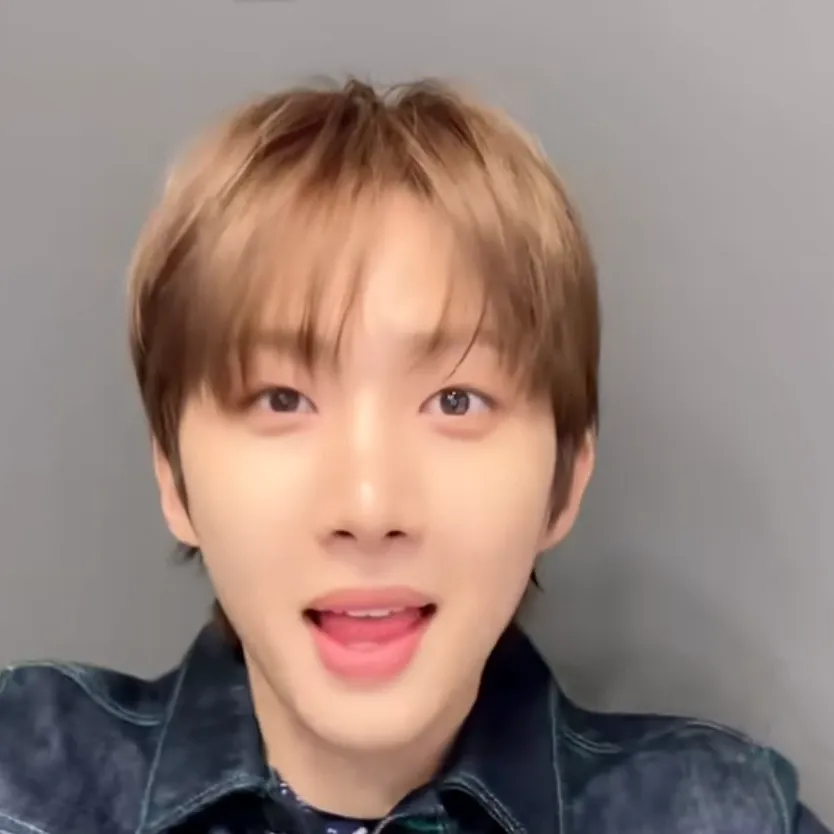 A moment captured by Hui (PENTAGON)'s fan