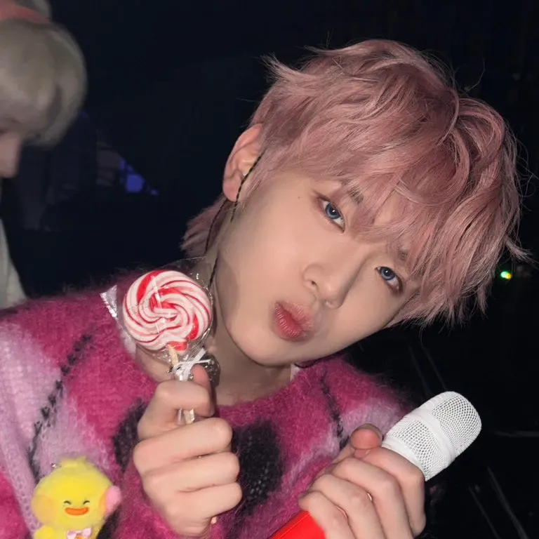 A moment captured by Kim Taerae (ZEROBASEONE)'s fan