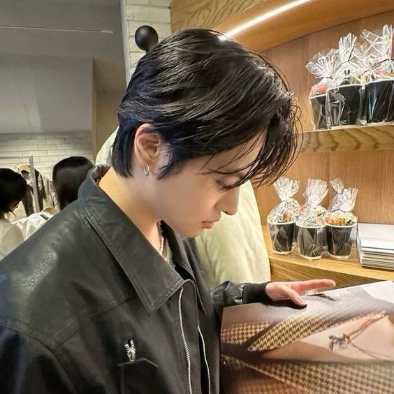 A moment captured by Lee Leo (ALPHA DRIVE ONE)'s fan