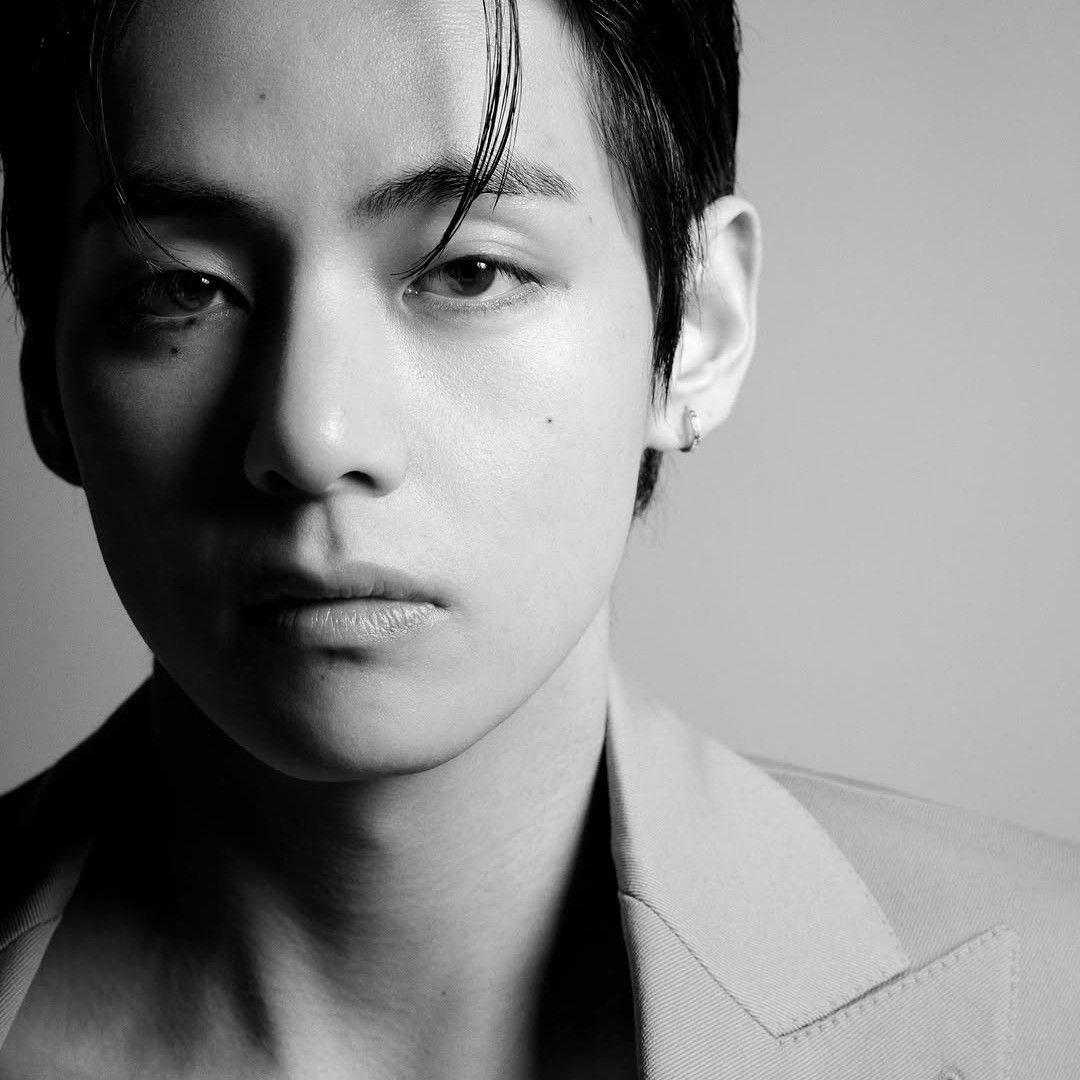 Behind-the-scenes cut of V (BTS)