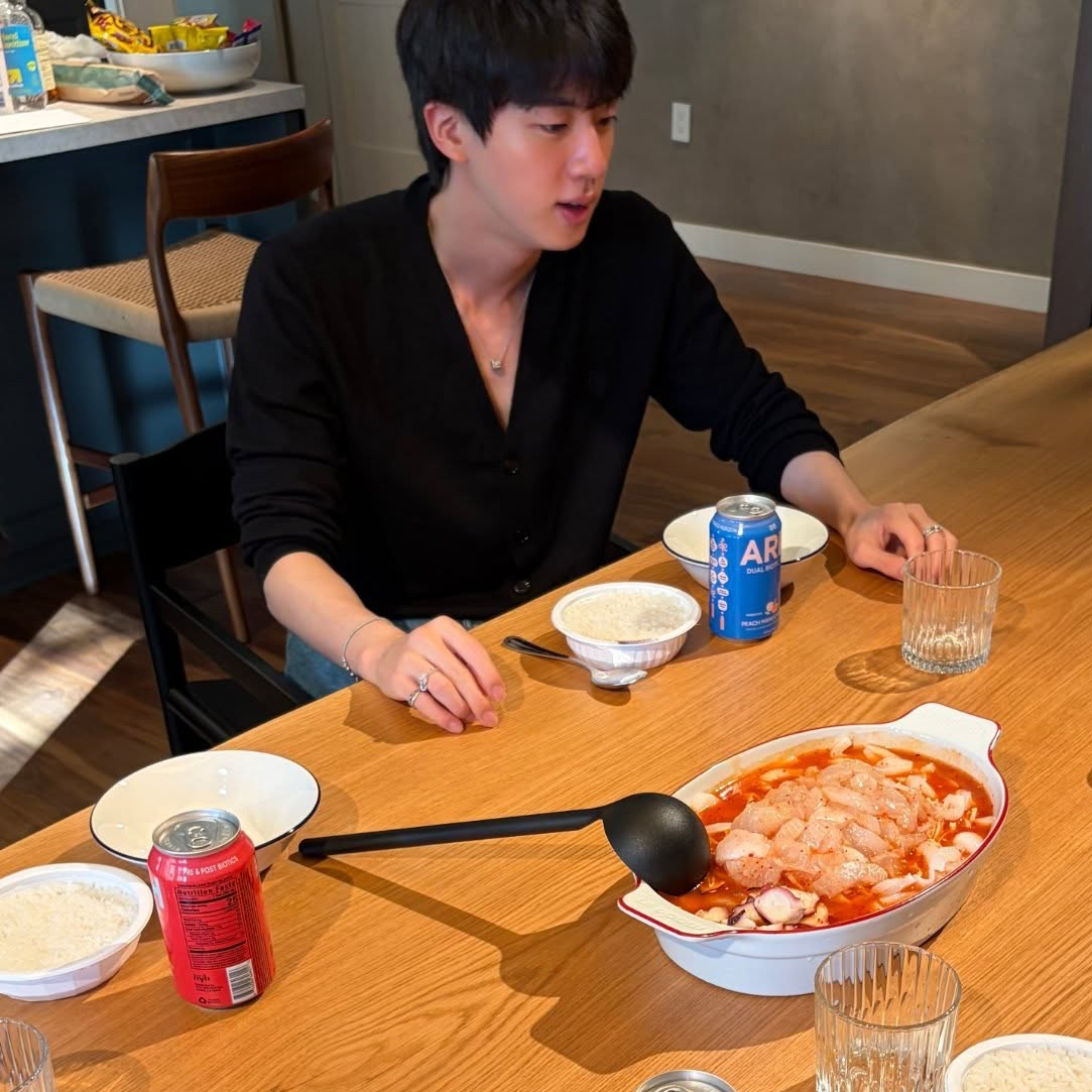 Foto aktivitas terbaru Jin (BTS)