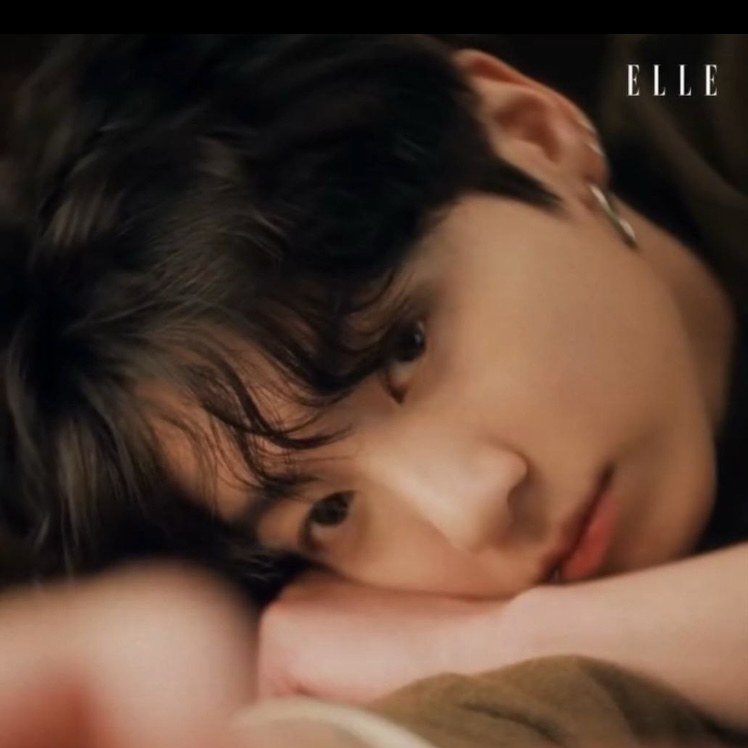 Foto aktivitas terbaru Jungkook (BTS)