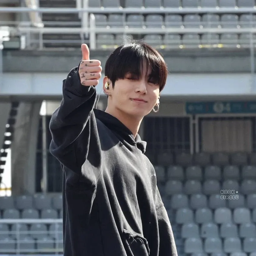 Foto aktivitas terbaru Jungkook (BTS)