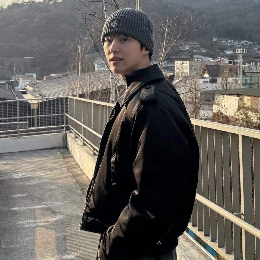 A moment captured by Hongseok (PENTAGON)'s fan