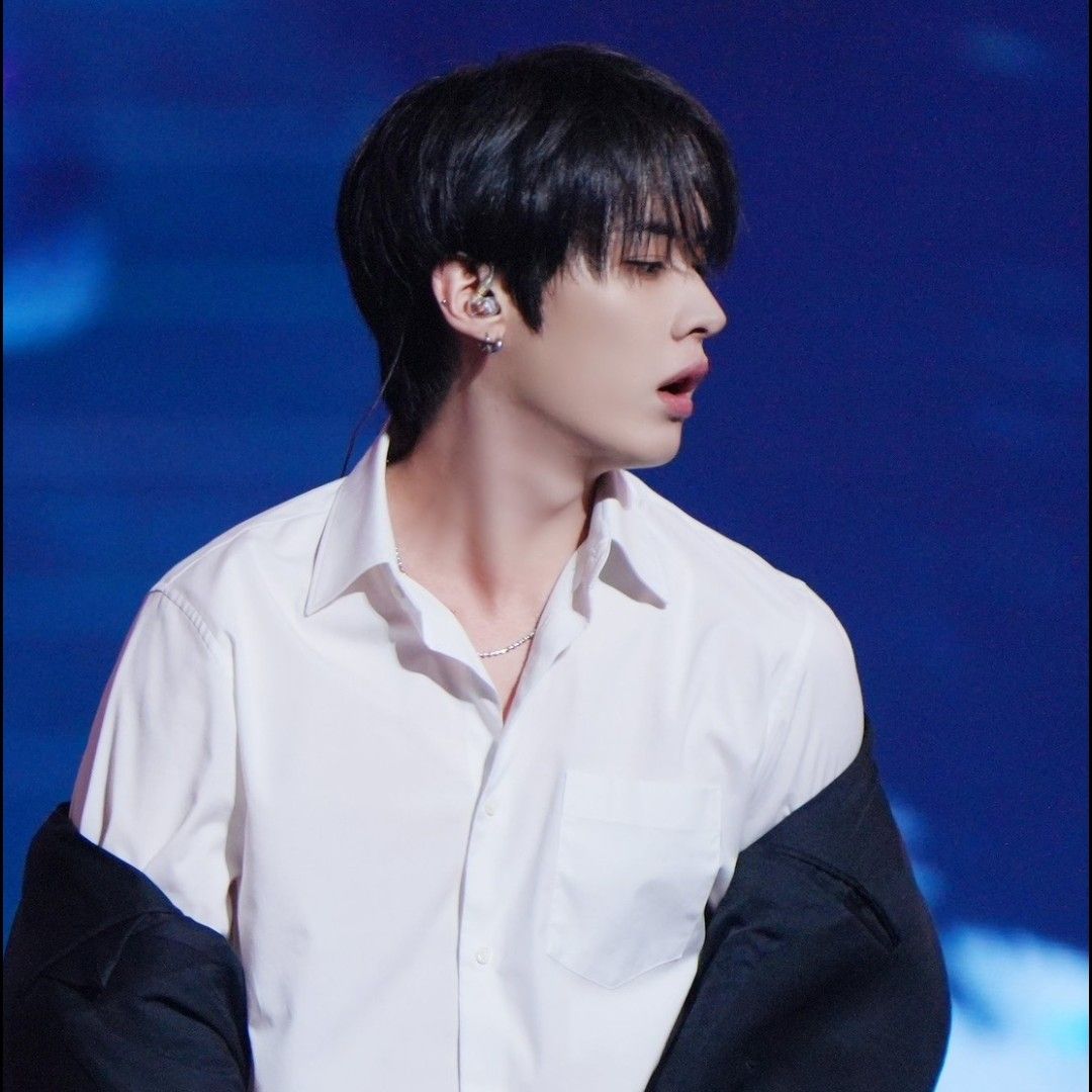 Latest photo of Lee Know (Stray Kids)