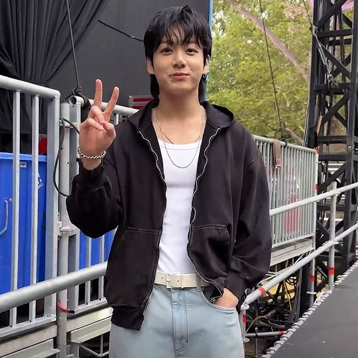 Foto aktivitas terbaru Jungkook (BTS)