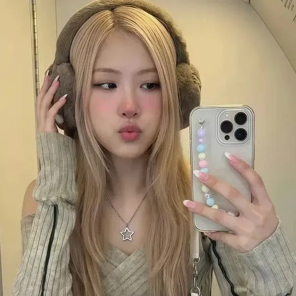 Recent activity shot of ROSÉ (BLACKPINK)