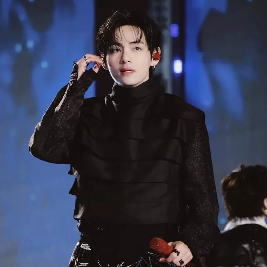 뷔 (방탄소년단)의 최신 사진