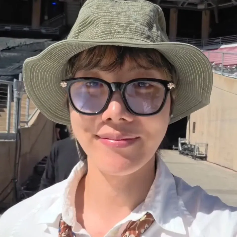 Foto terbaru j-hope (BTS)