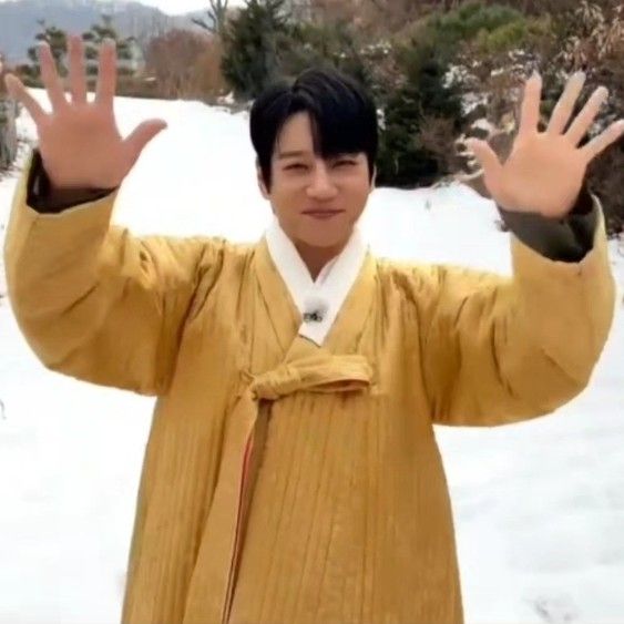 Recent activity shot of Hwang Chiyeol