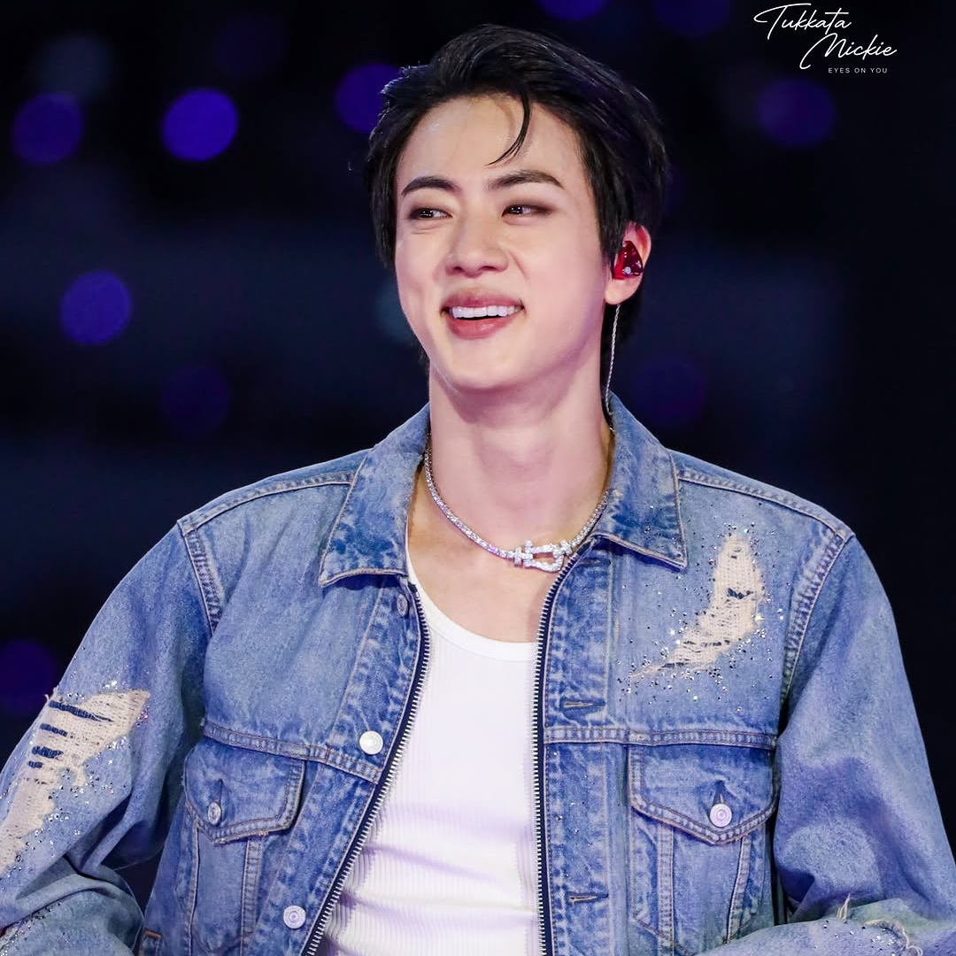 Momen yang diabadikan oleh penggemar Jin (BTS)