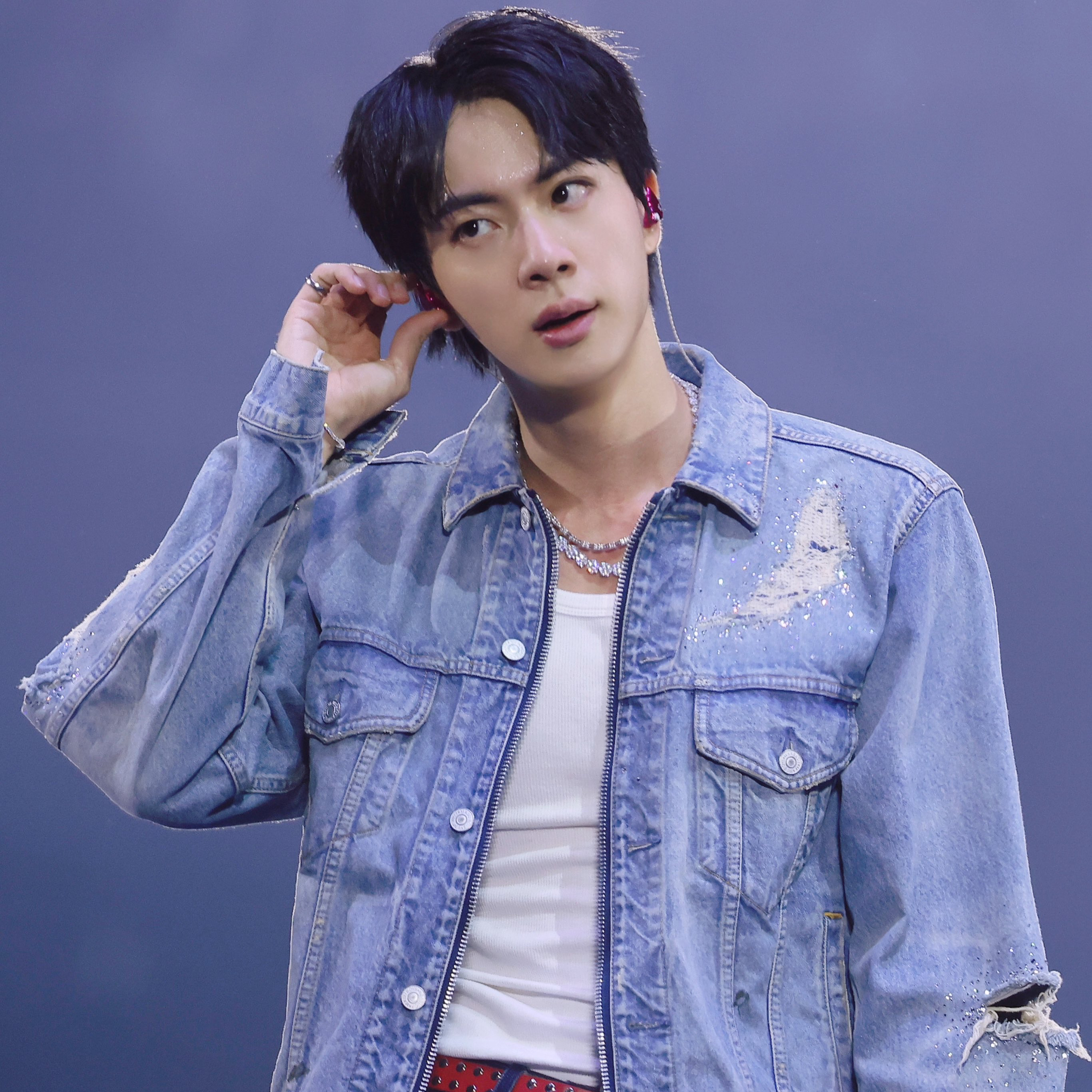Foto aktivitas terbaru Jin (BTS)
