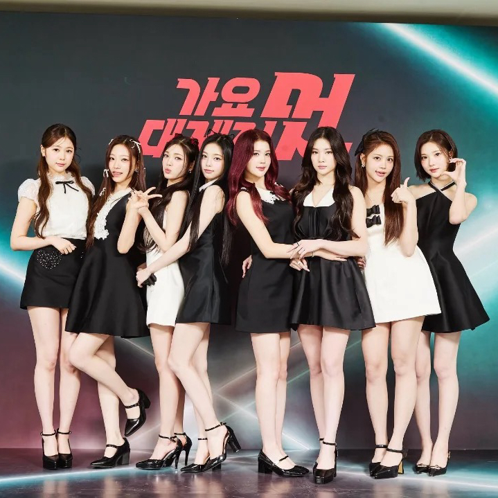 A moment captured by Hearts2Hearts's fan