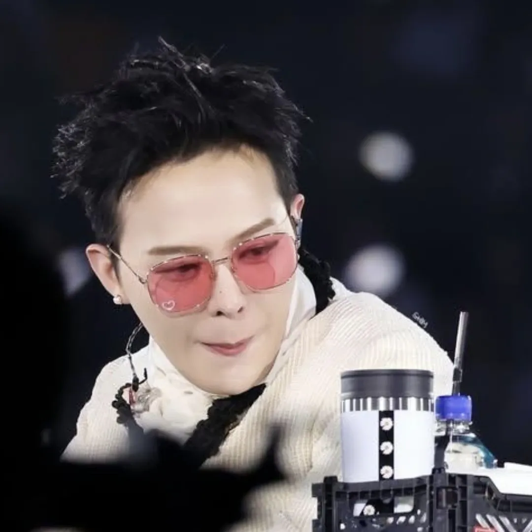 Foto aktivitas terbaru G-DRAGON (BIGBANG)