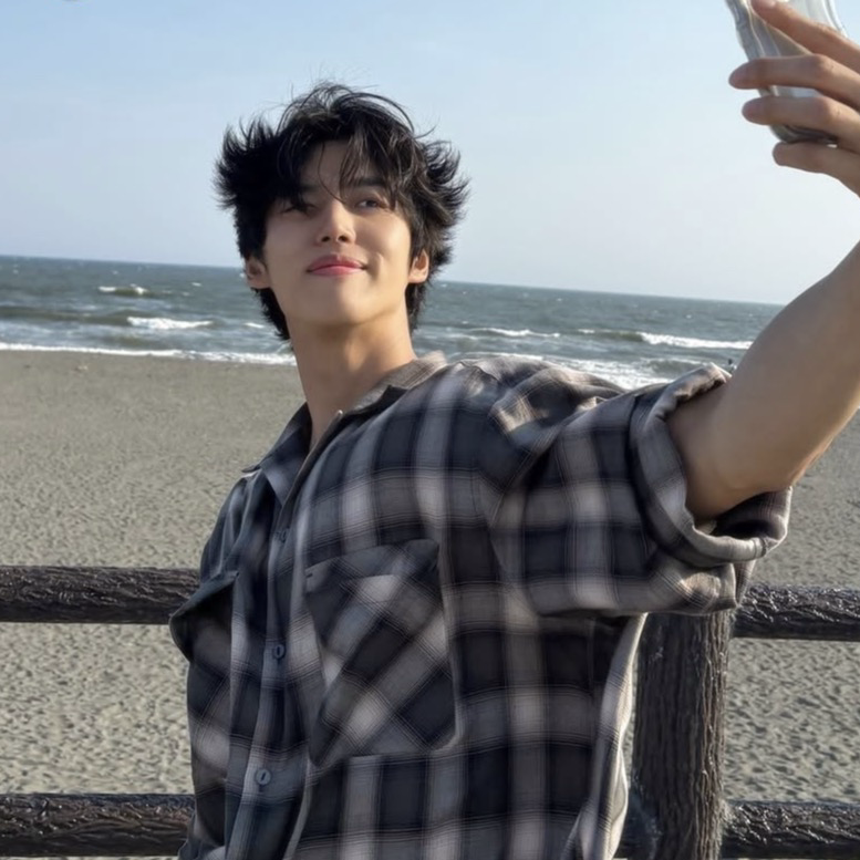 A moment captured by Hongseok (PENTAGON)'s fan