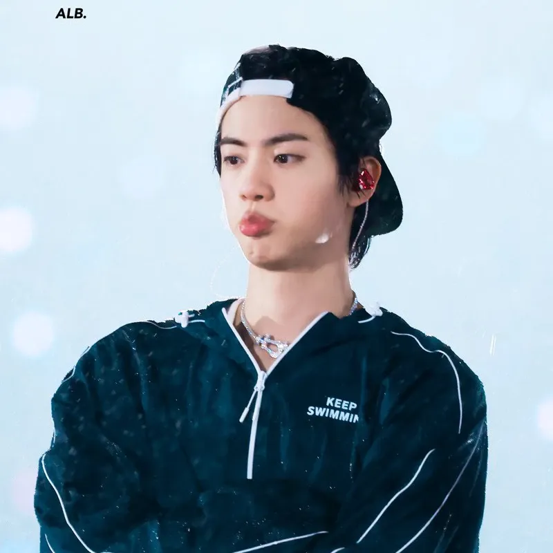 Foto aktivitas terbaru Jin (BTS)