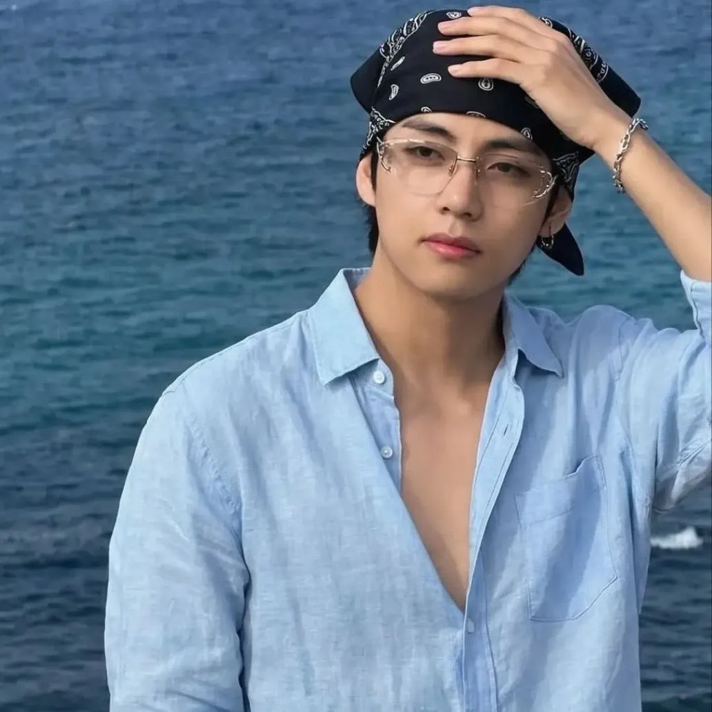Latest photo of V (BTS)