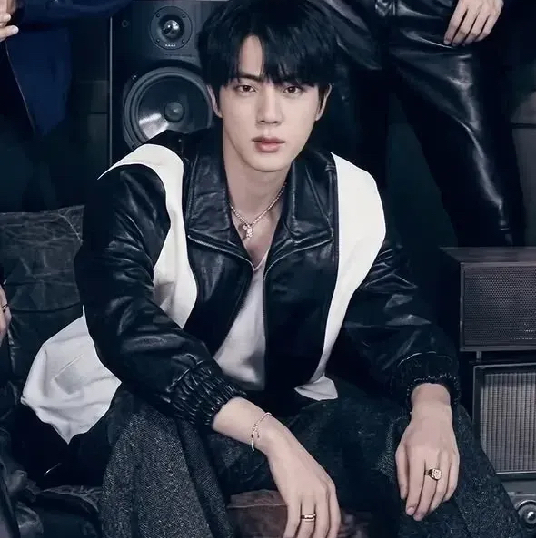 Foto aktivitas terbaru Jin (BTS)