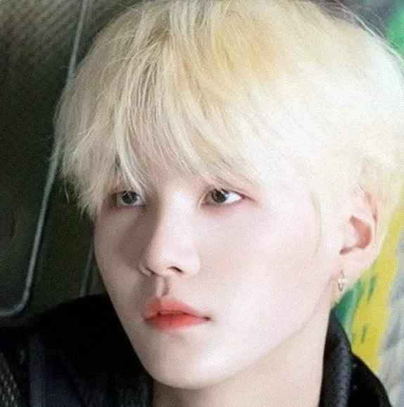 Foto aktivitas terbaru SUGA (BTS)