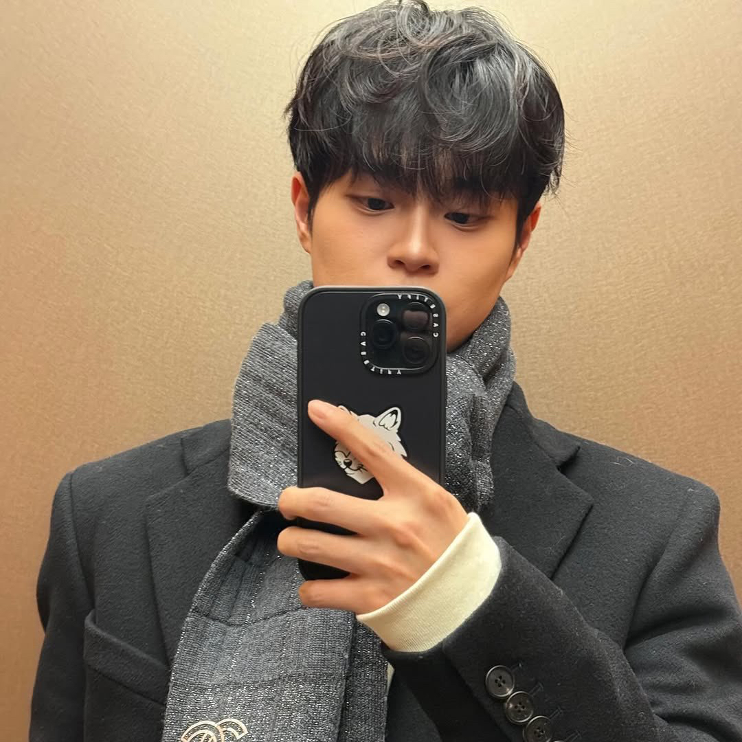 A moment captured by Lee Daehwi (AB6IX)'s fan