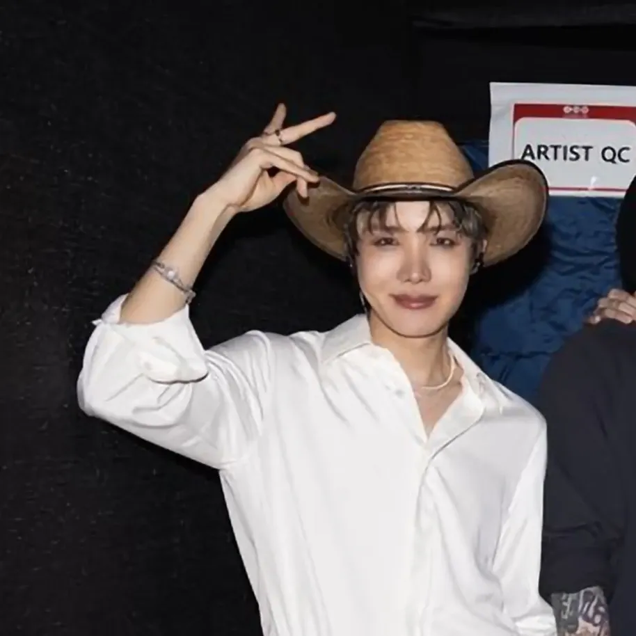 Momen yang diabadikan oleh penggemar j-hope (BTS)