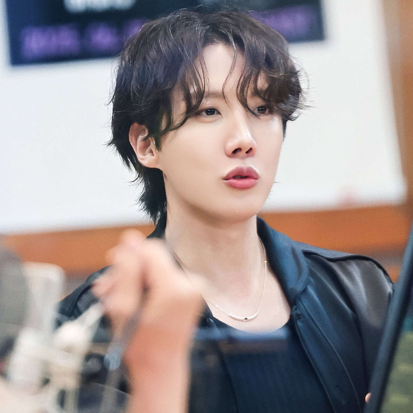 Foto aktivitas terbaru j-hope (BTS)