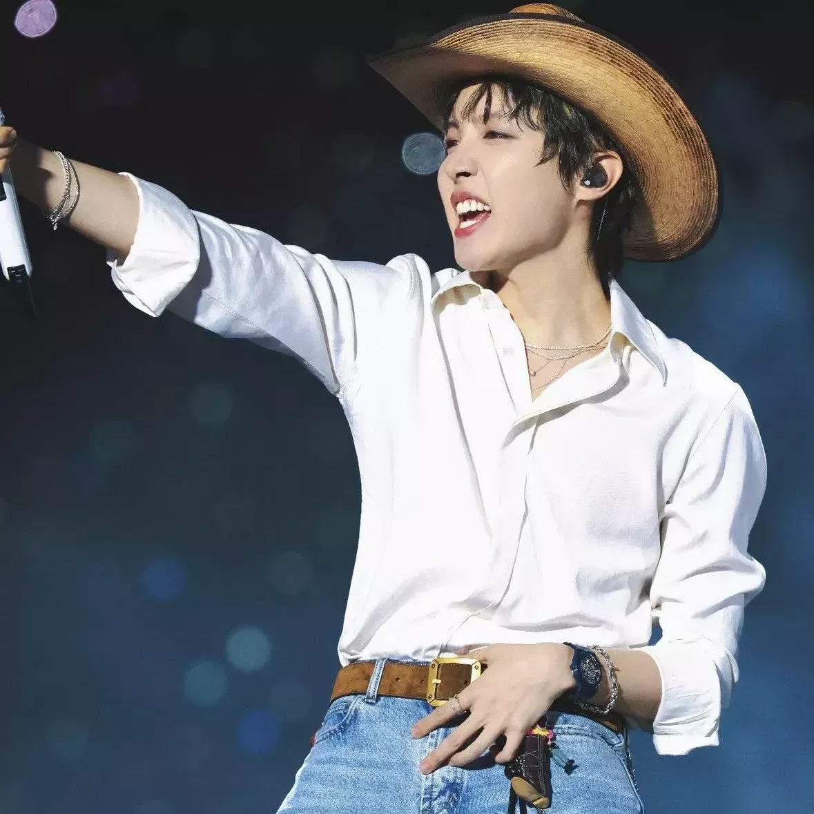 Foto aktivitas terbaru j-hope (BTS)