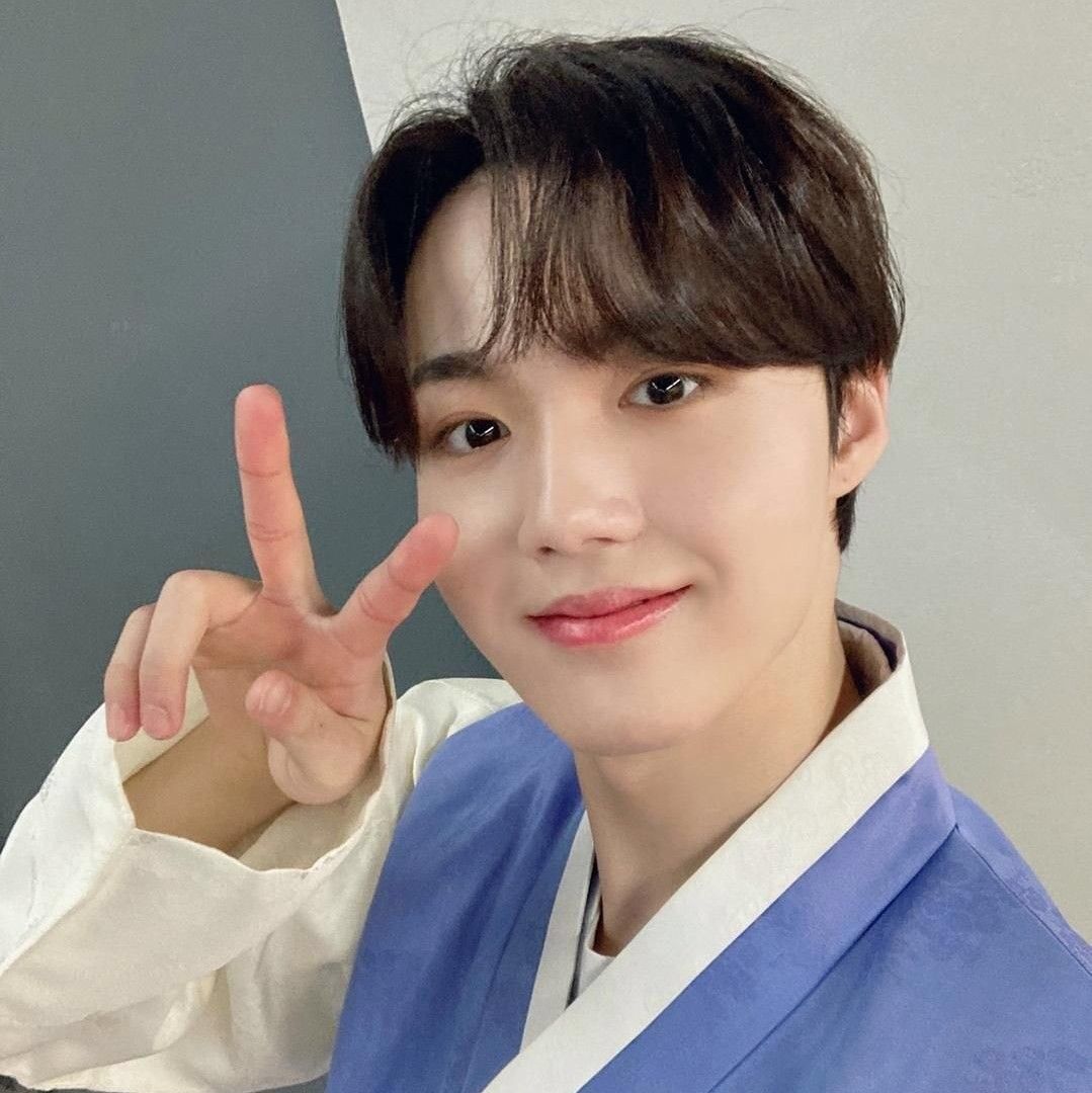 Latest photo of Doyoung (TREASURE)