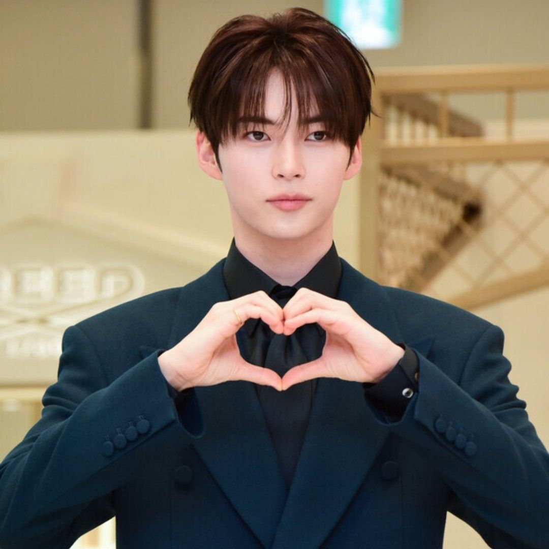 Latest photo of Sung Hanbin (ZEROBASEONE)