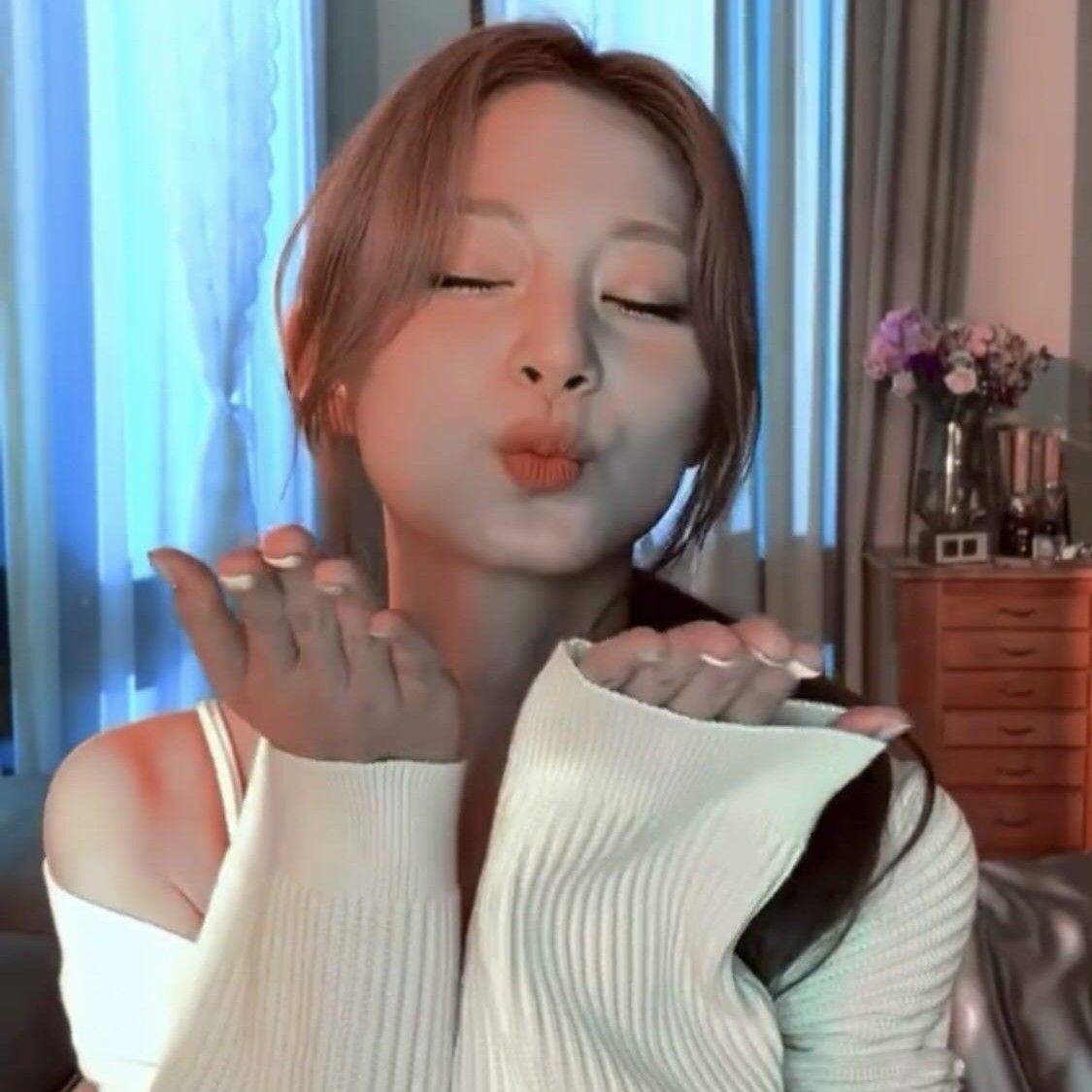 Momen yang diabadikan oleh penggemar Tzuyu (TWICE)