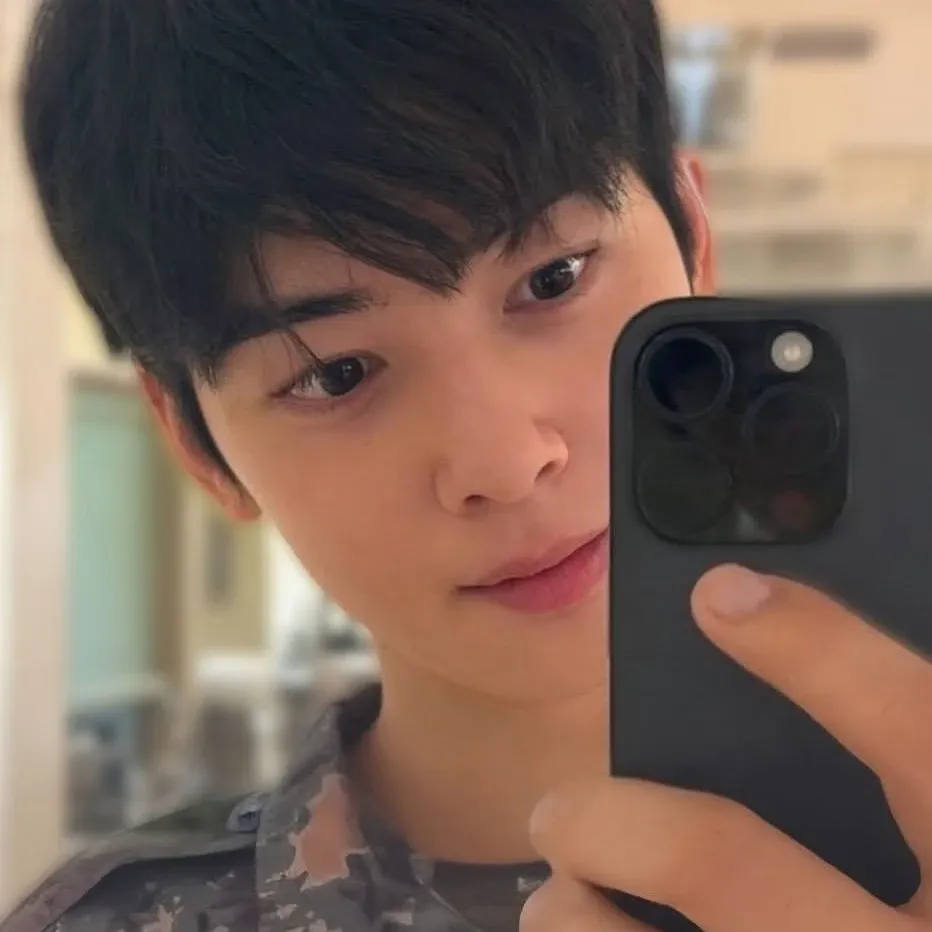 A moment captured by Eunwoo (ASTRO)'s fan