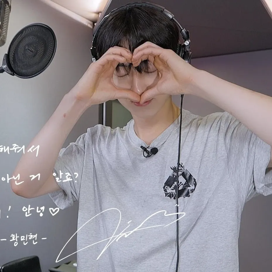 A moment captured by Hwang Minhyun's fan