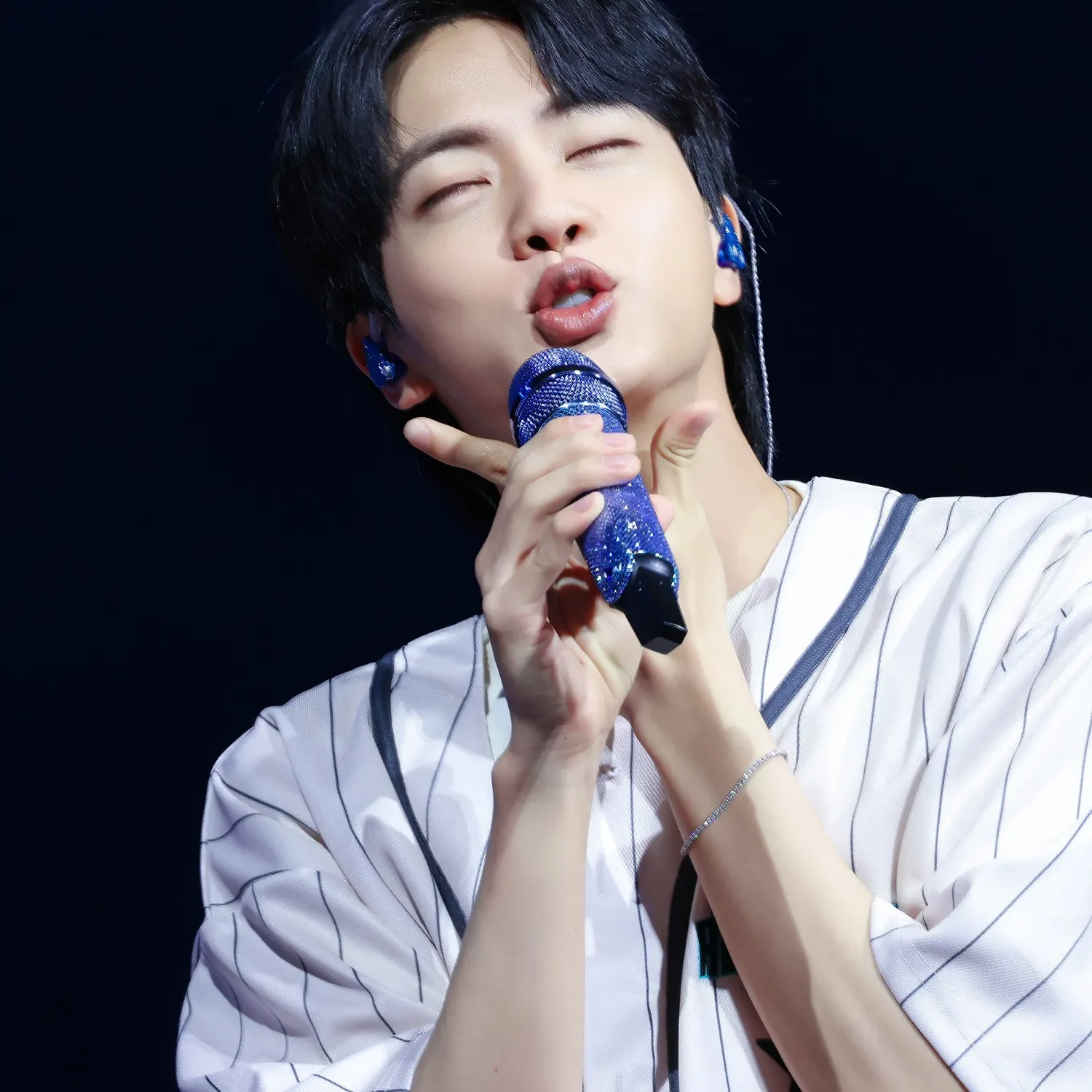 Foto aktivitas terbaru Jin (BTS)