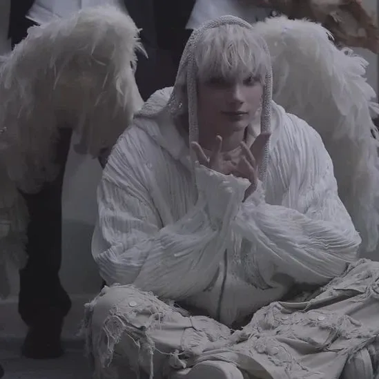 Latest photo of HueningKai (TOMORROW X TOGETHER)