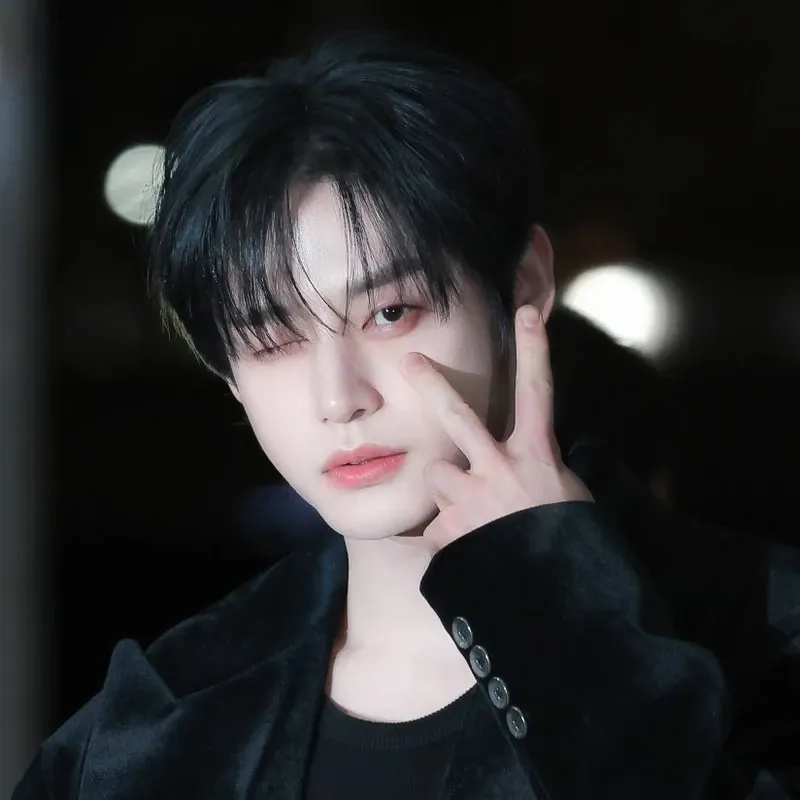 Behind-the-scenes cut of Kim Jiwoong (ZEROBASEONE)