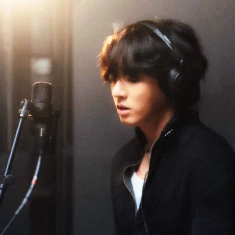 Foto aktivitas terbaru Jungkook (BTS)